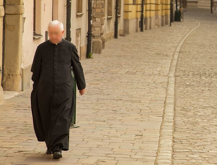 En la calle Según la denuncia, el sacerdote se aparecía donde estaba la mujer para hostigarla. Imagen ilustrativa.