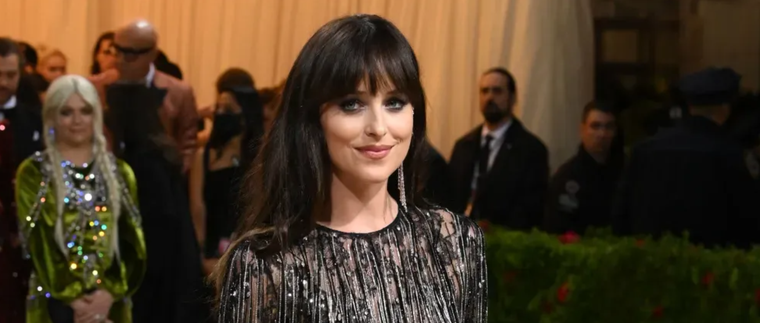 A la actriz Dakota Johnson le gusta usar las últimas tendencias. Foto: Instagram @dakotajohnsonlightly