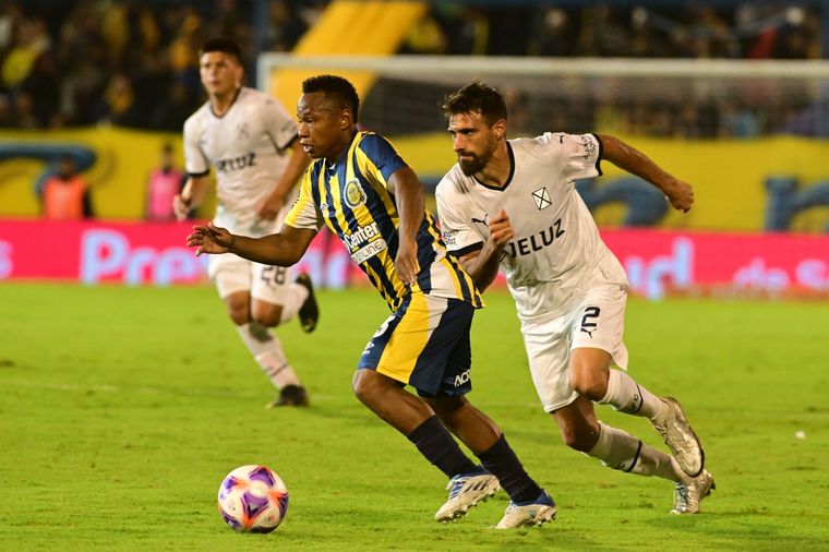 En medio de su desastre institucional, Independiente cae ante Rosario Central Foto: Télam