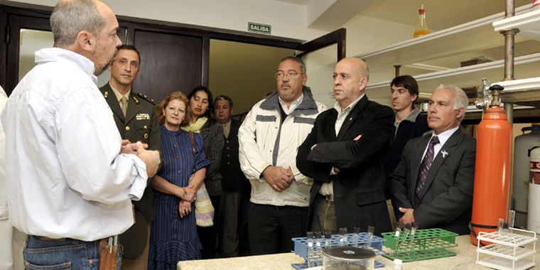 El antropólogo Adolfo Gil, conversa con las autoridades municipales sobre las tareas de investigación en un renovado laboratorio. Foto: Agustín Mauricio/Mediamza.com