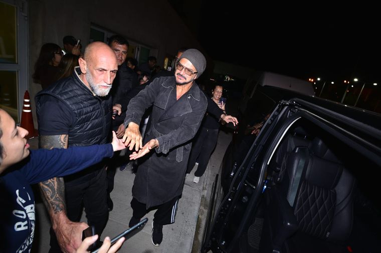 El look relajado pero misterioso de Ricardo Arjona. El look relajado pero misterioso de Ricardo Arjona.