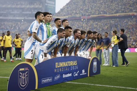 Un futbolista de la Selección argentina se operará la rodilla y no estará en la Finalissima ante España. Un futbolista de la Selección argentina se operará la rodilla y no estará en la Finalissima ante España.