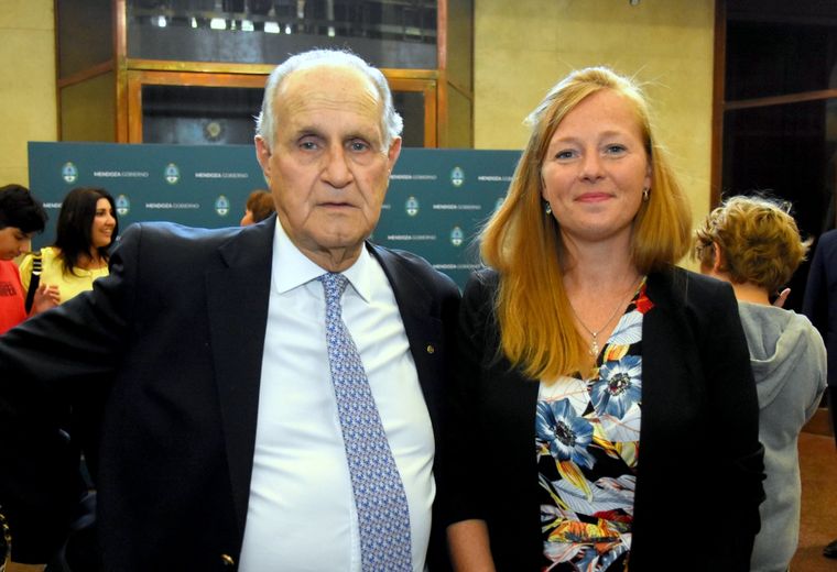 El ex contador José Caviggia, junto a la nueva contadora, María Paula Allasino.