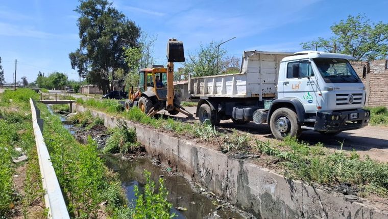 Basura en los canales de Mendoza. Basura en los canales de Mendoza.