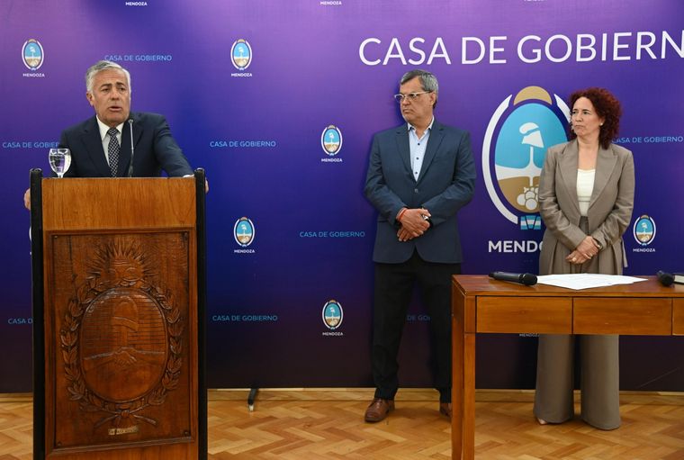 Cornejo junto a Néstor Parés y Andrea Molina, dos de los integrantes del Tribunal de Cuentas nombrados por Cornejo. Cornejo junto a Néstor Parés y Andrea Molina, dos de los integrantes del Tribunal de Cuentas nombrados por Cornejo.