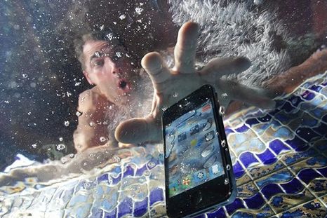 Emergencia acuática: sacá el celular del agua, apagalo y quitá SIM/funda. Cada segundo reduce las chances de cortocircuito y corrosión interna. Emergencia acuática: sacá el celular del agua, apagalo y quitá SIM/funda. Cada segundo reduce las chances de cortocircuito y corrosión interna.