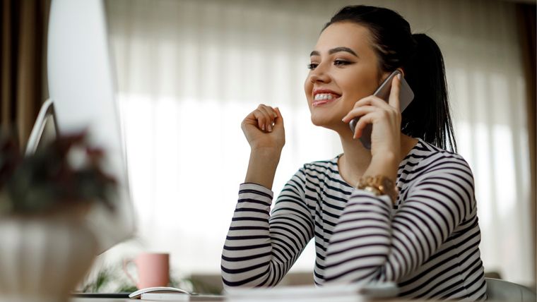 Usar el altavoz es una alternativa simple para grabar llamadas sin funciones nativas. Usar el altavoz es una alternativa simple para grabar llamadas sin funciones nativas.