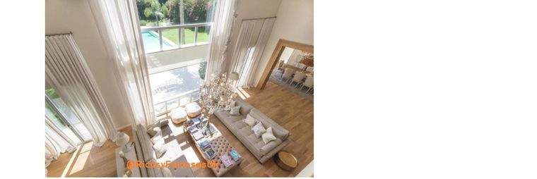 La mansión es impactante.