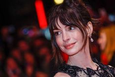 Anne Hathaway se sumó a las transparencias y presumió su increíble figura