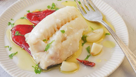 Esta receta de bacalao confitado es una técnica ancestral que conserva la ternura del pescado sin freírlo ni hervirlo. Esta receta de bacalao confitado es una técnica ancestral que conserva la ternura del pescado sin freírlo ni hervirlo.