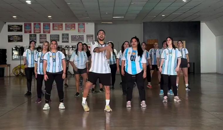 En modo mundialista, los grupos de zumba publican sus videos en redes sociales. Foto: @_nahuorozco en Instagram