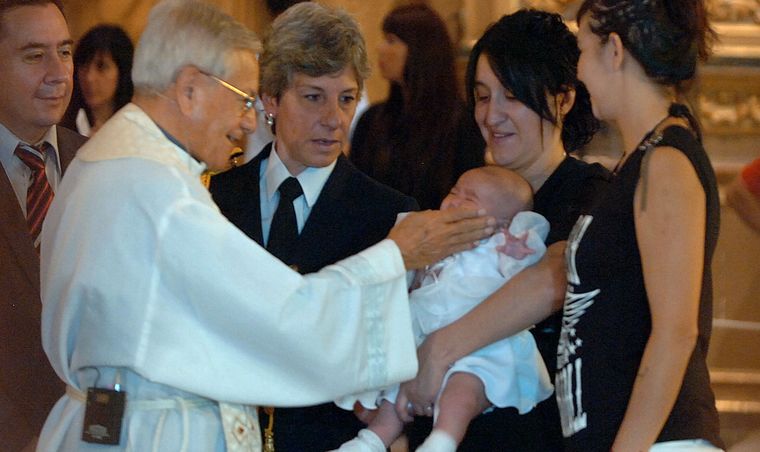 La tradición nació con la Iglesia Católica, que en el Siglo IX instauró esta figura para los bautismos.(Foto: NA) Foto: NA