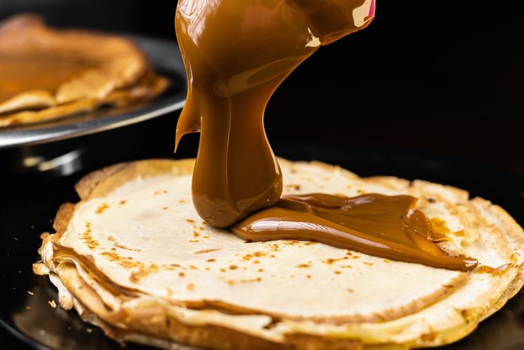 Existe una receta gourmet llamada “panqueque de dulce de leche flameado”, que se baña en licor y se prende fuego antes de servir. Existe una receta gourmet llamada “panqueque de dulce de leche flameado”, que se baña en licor y se prende fuego antes de servir.