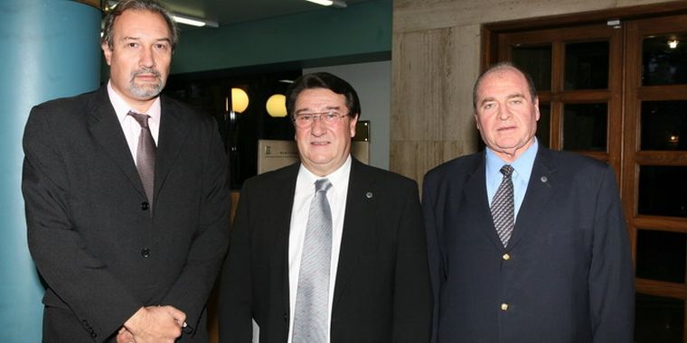 El ministro de Hacienda, Adrián Cerroni, junto a Miguel Navarro, presidente del Consejo y Esteban Pérez Persia. Foto: Gentileza