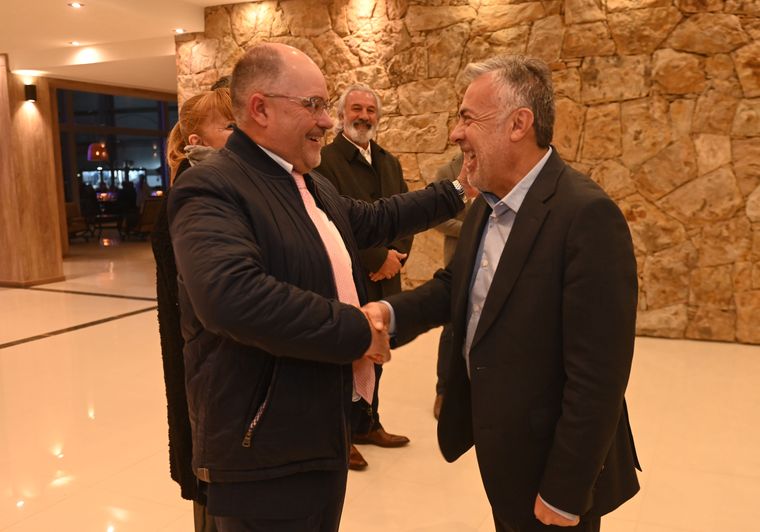 Risas y buena energía entre Laurent Bos y el gobernador Alfredo Cornejo. Risas y buena energía entre Laurent Bos y el gobernador Alfredo Cornejo.