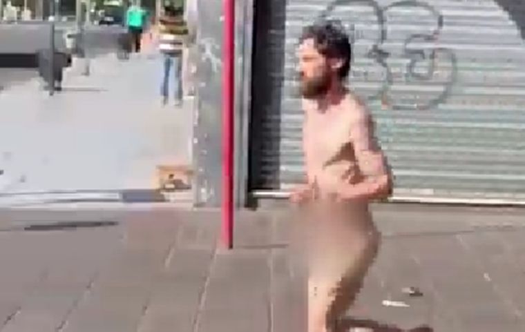 El hombre estaría borracho y acusó no hablar español. Foto: Captura de video