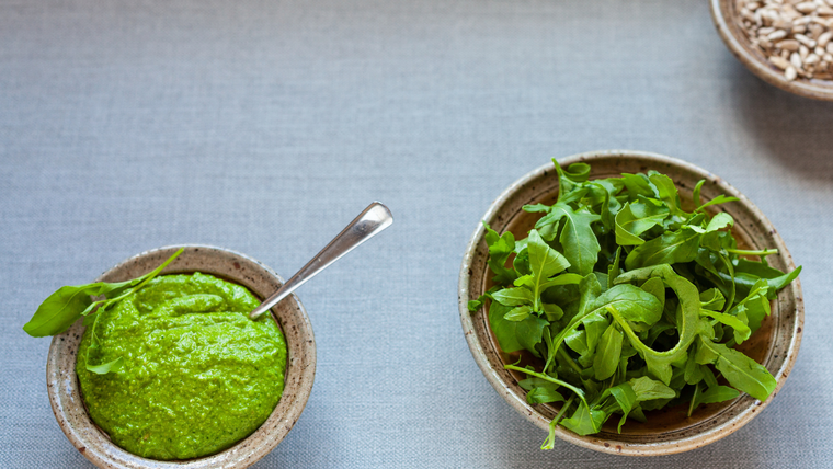 Con el tiempo, la receta de salsa pesto de rúcula se volvió popular por ser rápida, fresca y muy versátil. Con el tiempo, la receta de salsa pesto de rúcula se volvió popular por ser rápida, fresca y muy versátil.