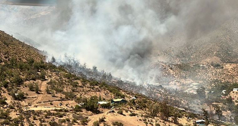 Las llamas en Los Chacayes destruyeron viviendas y se cobraron una vida. Foto: IEC Chile