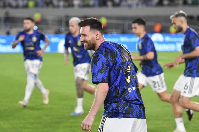 Messi y un calentamiento a lo Maradona en el Monumental. Foto: Télam