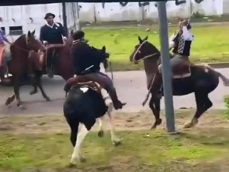 Celebraban el 25 de Mayo en Berazategui y terminaron protagonizando una violenta pelea a rebencazos