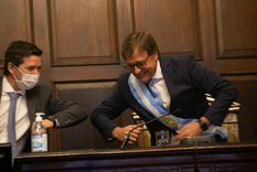 Rodolfo Suarez saluda al presidente de la Cámara de Diputados, Andrés Peti Lombardi, en una apertura de sesiones ordinarias muy particular por la pandemia.