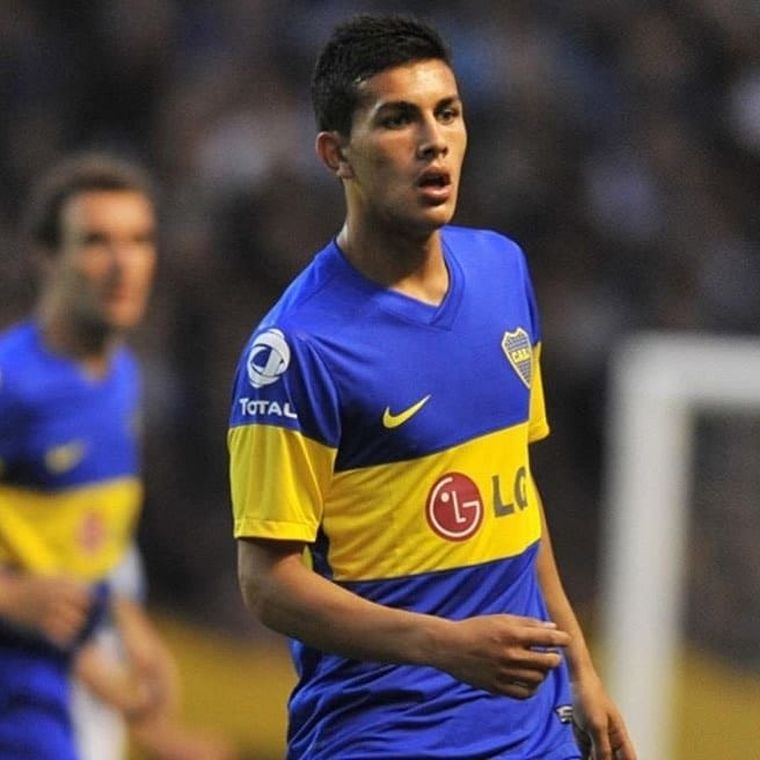 Leandro Paredes debutó con la camiseta de Boca el 6 de noviembre de 2010, de la mano del DT Claudio Borghi en un 0-2 frente a Argentinos Juniors.&nbsp;