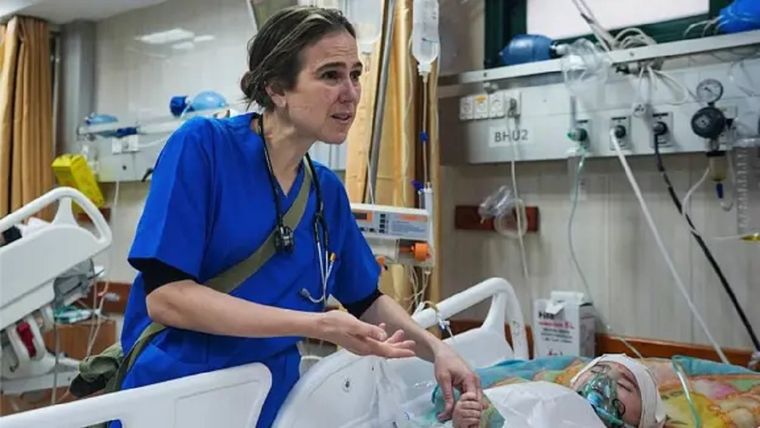 La pediatra Tanya Haj-Hassan examina a un niño herido en el Hospital Mártires de Al Aqsa en Deir al Balah, en la zona central de Gaza. Foto: AP