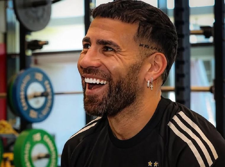 Nicolás Otamendi arribará al Millo con el pase en su poder.