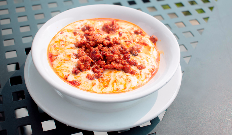 Esta receta se popularizó en las cantinas mexicanas, donde el queso fundido con chorizo se servía como botana caliente para compartir entre amigos, convirtiéndose en una receta clásica de convivencia. Esta receta se popularizó en las cantinas mexicanas, donde el queso fundido con chorizo se servía como botana caliente para compartir entre amigos, convirtiéndose en una receta clásica de convivencia.