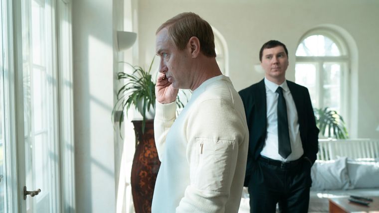 Putin encarnado por Jude Law. Y atrás, siempre atrás, El mago del Kremlin: decisivo en la historia rusa contemporánea. Putin encarnado por Jude Law. Y atrás, siempre atrás, El mago del Kremlin: decisivo en la historia rusa contemporánea.