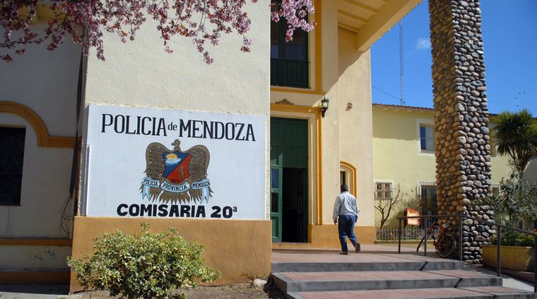 La investigación quedó en manos de la Comisaría 20º Foto: ALF PONCE MERCADO / MDZ