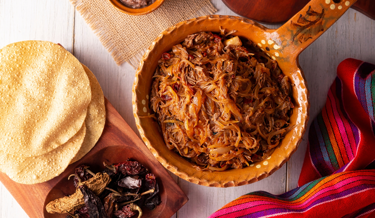 La receta de tinga de res tiene su origen en el estado de Puebla, donde se creó como una forma práctica de aprovechar la carne deshebrada sobrante, mezclándola con jitomate, chipotle y cebolla. La receta de tinga de res tiene su origen en el estado de Puebla, donde se creó como una forma práctica de aprovechar la carne deshebrada sobrante, mezclándola con jitomate, chipotle y cebolla.