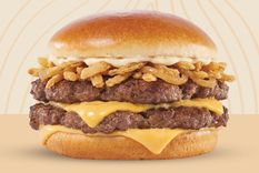 La Crispy Onion Cheeseburger promete ser un éxito por su sabor.