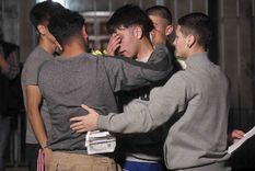 Amigos de Lucas González, el chico baleado por la Policía de la Ciudad de Buenos Aires que falleció este jueves. Foto: Agencia Télam