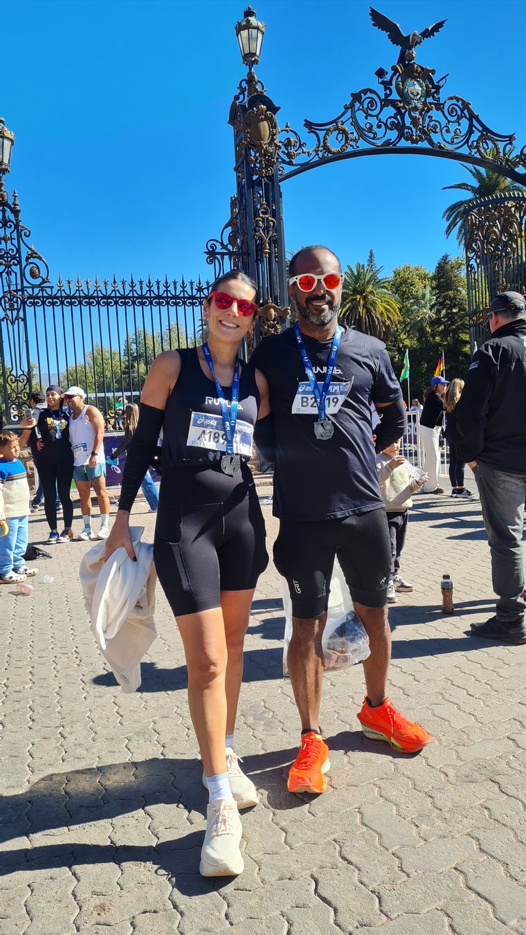 Los brasileños Juliana y Carlos completaron los 42 km de la maratón. Los brasileños Juliana y Carlos completaron los 42 km de la maratón.