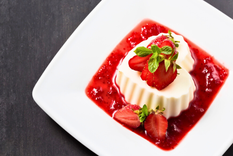Postre Italiano panna cotta con fresas: receta tradicional Foto: Shutterstock