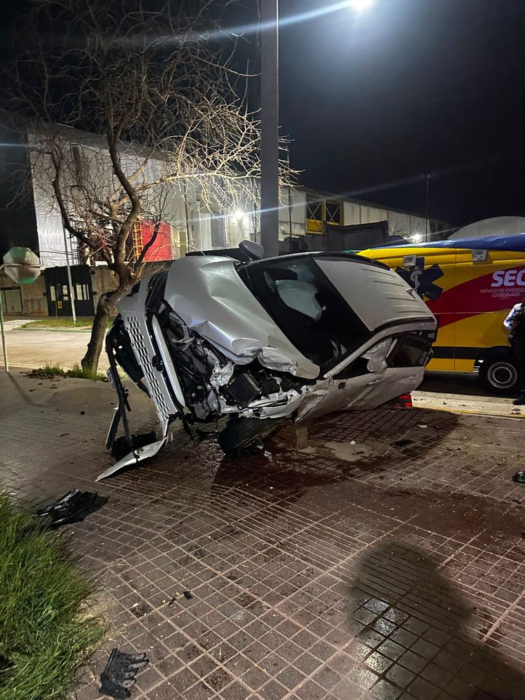 Producto del choque, uno de los vehículos impactó violentamente contra un poste de alumbrado público. Producto del choque, uno de los vehículos impactó violentamente contra un poste de alumbrado público.