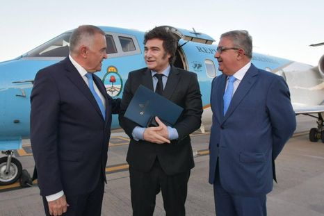 Javier Milei, junto a los gobernadores Jaldo y Jalil. Distinto tiempo de paz y promesas. Javier Milei, junto a los gobernadores Jaldo y Jalil. Distinto tiempo de paz y promesas.