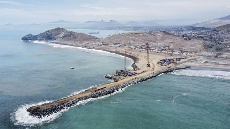 El megapuerto de Chancay se construye en la costa central de Perú. Foto: PRENSA PRESIDENCIA DE PERÚ