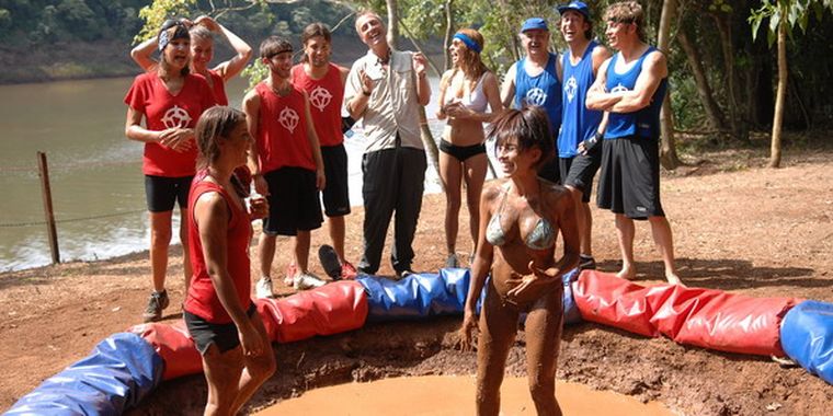 Los concursantes realizando una de las pruebas en el barro. Foto: Telefé