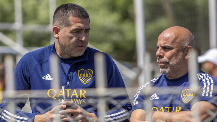 El Chicho Serna habría intercambiado fuertes palabras con Riquelme.