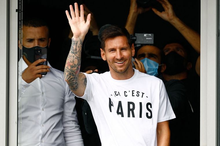 Lionel Messi en su llegada a París. Foto: DPA