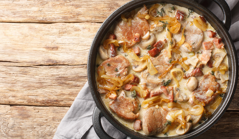 La receta se popularizó por combinar carne económica con una salsa sofisticada. La receta se popularizó por combinar carne económica con una salsa sofisticada.