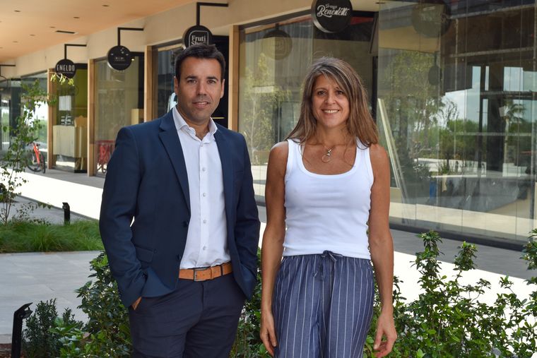 Nicolás Cicchitti, gerente comercial de Dalvian, junto a Daniela Karduner, proyecto ejecutivo y dirección técnica. Nicolás Cicchitti, gerente comercial de Dalvian, junto a Daniela Karduner, proyecto ejecutivo y dirección técnica.