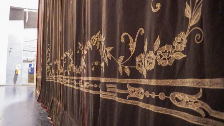 El teatro tiene uno de los telones más antiguos del país. El teatro tiene uno de los telones más antiguos del país.
