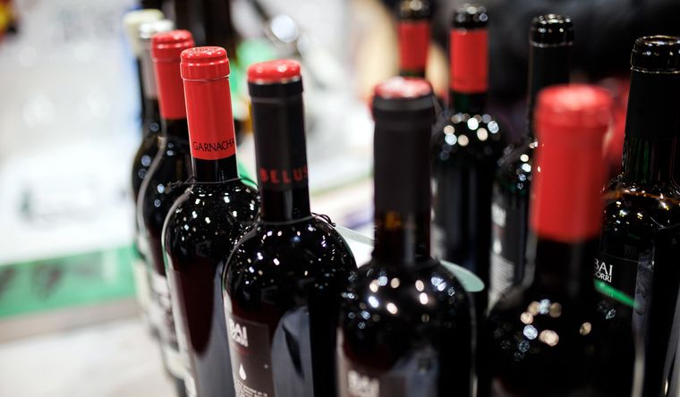 Botellas de vino producido en la Unión Europea. Foto DPA