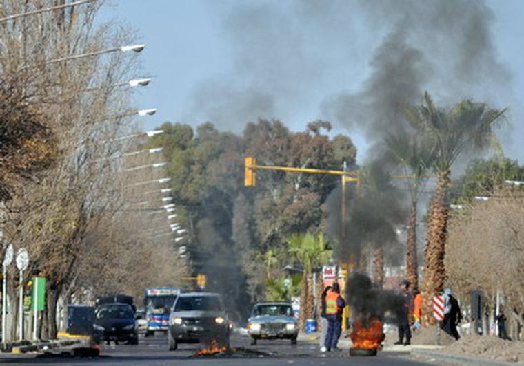 Remiseros truchos cortan accesos a la Terminal de San Martín. Foto: Nacho Gaffuri / MDZ