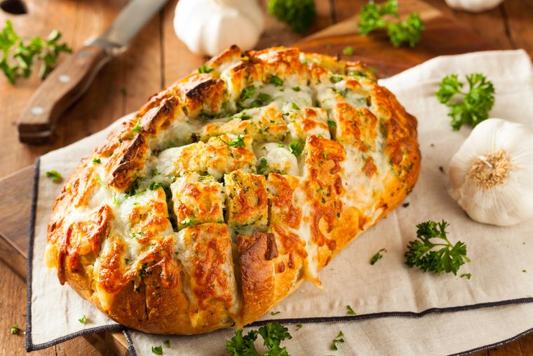 Cociná la receta de pan de ajo y hierbas al estilo casero y sorprendé con su textura perfecta.