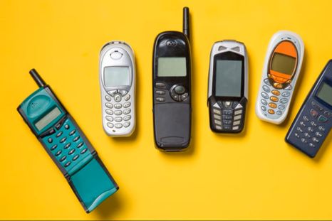 Los celulares antiguos como el Nokia 1100 vuelven a ser tendencia por su robustez y simplicidad.