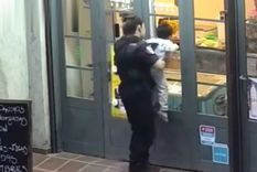 La oficial de Policía rescató al niño el lunes por la tarde y luego fue entregado a sus padres. Foto: Captura de video